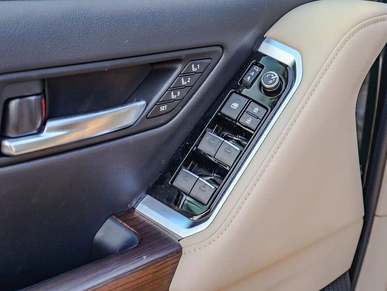 2025 Toyota Land Cruiser Toyota Land Cruiser 300 Series VXR 4.0L Black Beige