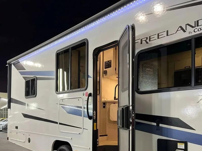 2024 Ford E 450 7.3 litre 8 Cylinders Engine Automatic White Black