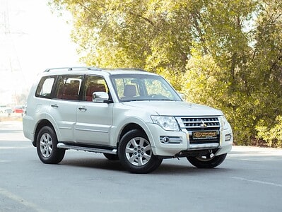 2022 Mitsubishi Pajero GLS 6 Cylinder Engine White Red GCC Specs