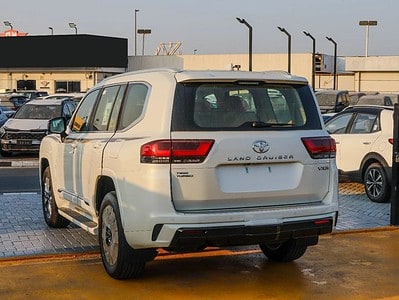 2025 Toyota Land Cruiser VXR 3.5L Twin-Turbo V6 GCC Specs White Beige