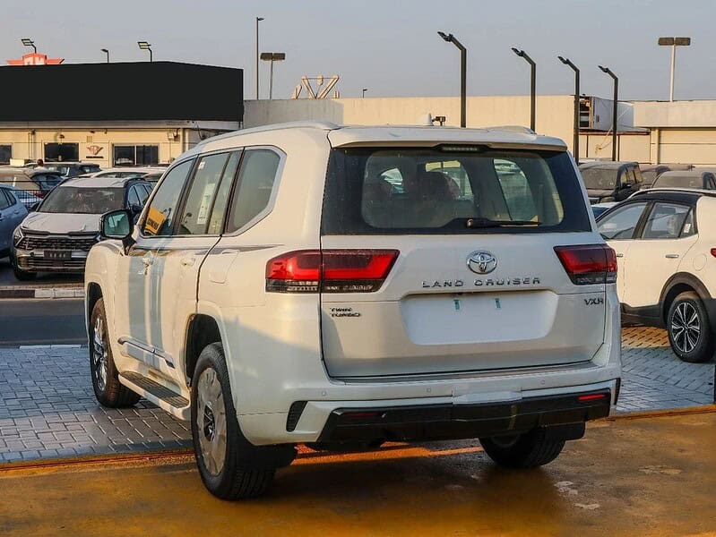 2025 Toyota Land Cruiser VXR 3.5L Twin-Turbo V6 GCC Specs White Beige
