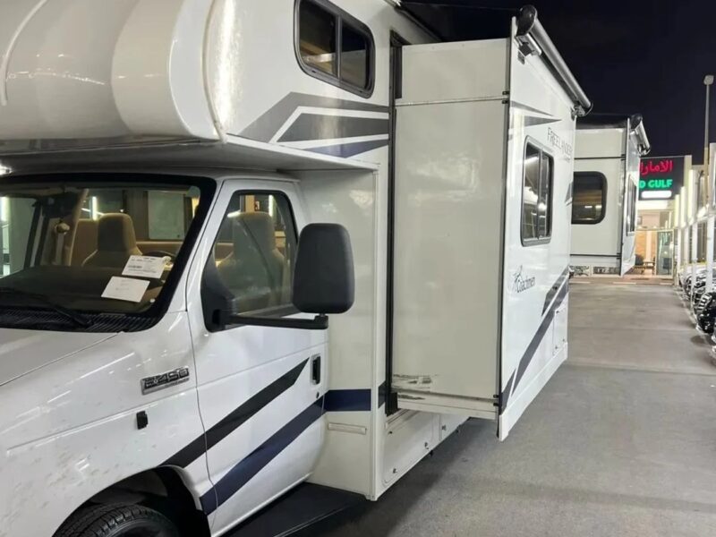 2024 Ford E 450 7.3 litre 8 Cylinders Engine Automatic White Black