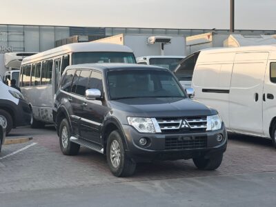 2014 Mitsubishi Pajero GLS V6 4X4 GCC Specs Grey Beige