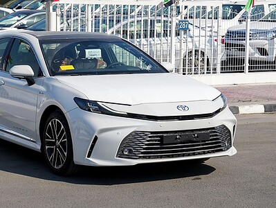 2025 Toyota Camry Hybrid 4 Cylinder Engine Sedan White Tan GCC