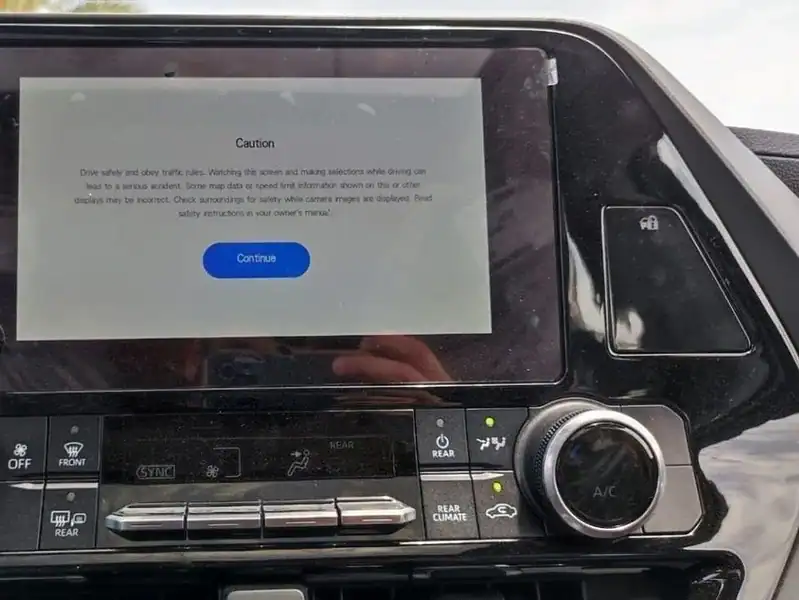 Toyota Highlander GLE 2.5L Hybrid 2023 4WD SUV Grey Black GCC Specs