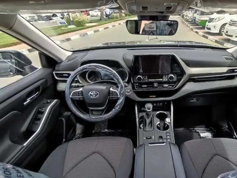 Toyota Highlander GLE 2.5L Hybrid 2023 4WD SUV Grey Black GCC Specs