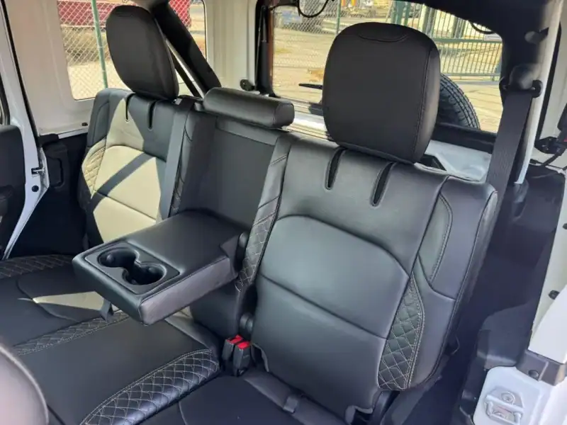 Jeep Wrangler Wrangler 4XE 2.0L Turbo PHEV 2023 White Black