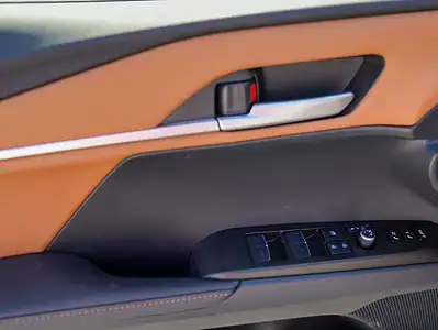 2025 Toyota Camry Hybrid 2.5 L 4 Cylinder Engine Sedan Silver Tan GCC