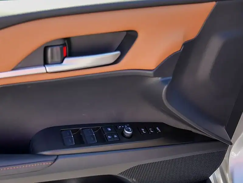 2025 Toyota Camry Hybrid 2.5 L 4 Cylinder Engine Sedan Silver Tan GCC