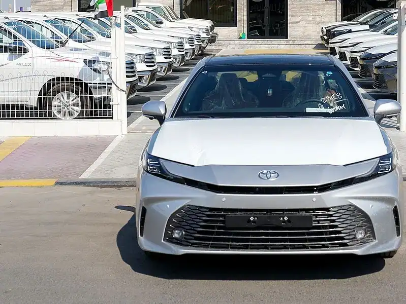 2025 Toyota Camry Hybrid 2.5 L 4 Cylinder Engine Sedan Silver Tan GCC