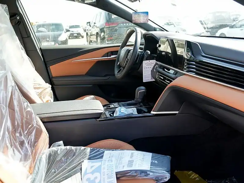 2025 Toyota Camry Hybrid 2.5 L 4 Cylinder Engine Sedan Silver Tan GCC