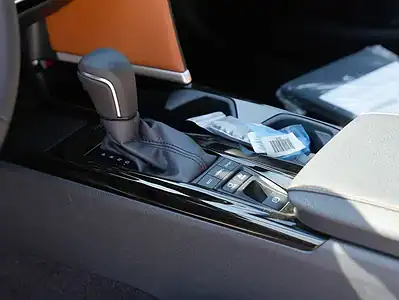 2025 Toyota Camry Hybrid 2.5 L 4 Cylinder Engine Sedan Silver Tan GCC