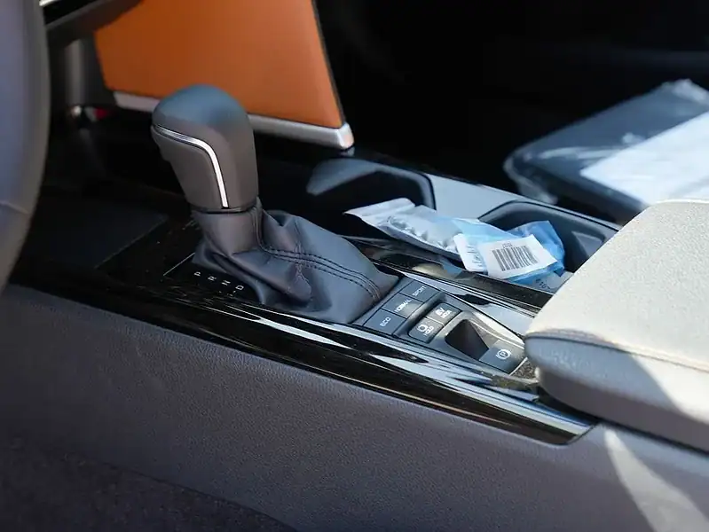 2025 Toyota Camry Hybrid 2.5 L 4 Cylinder Engine Sedan Silver Tan GCC