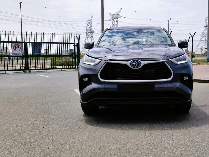 Toyota Highlander GLE 2.5L Hybrid 2023 4WD SUV Grey Black GCC Specs