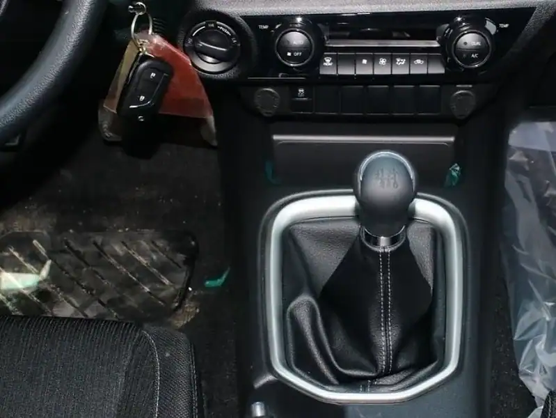 2025 Toyota Hilux 2.4L Diesel MT 4 Cylinder Engine White Black