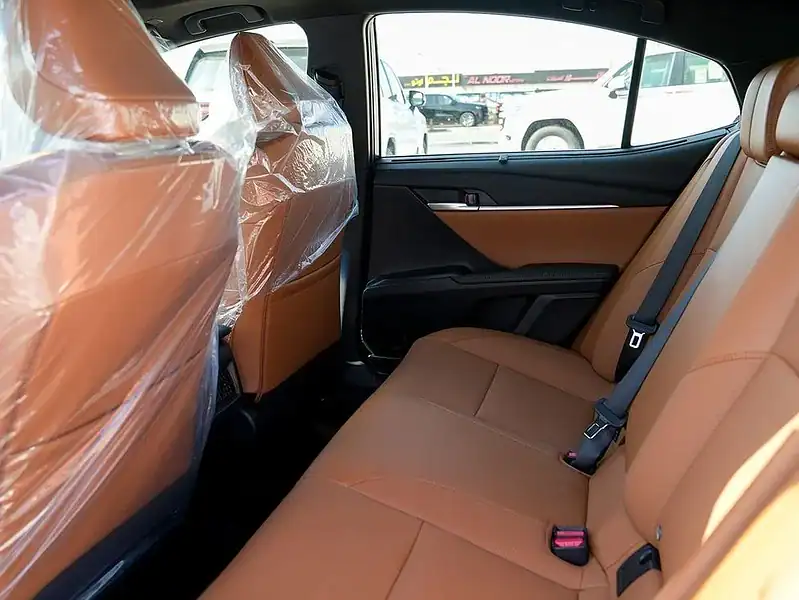 2025 Toyota Camry Hybrid 2.5 L 4 Cylinder Engine Sedan Silver Tan GCC