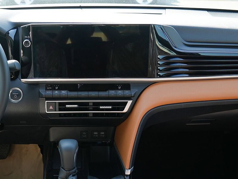 2025 Toyota Camry Hybrid 2.5 L 4 Cylinder Engine Sedan Silver Tan GCC