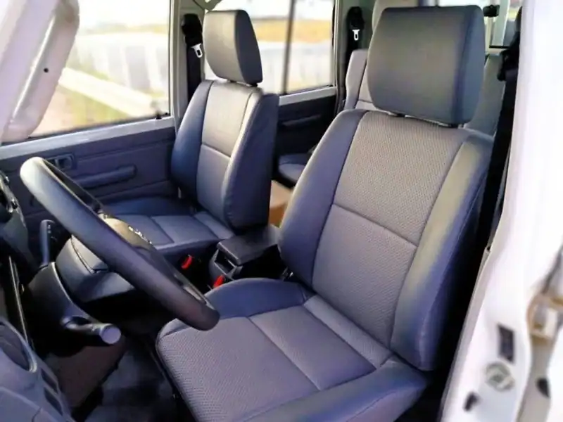 2025 Toyota Land Cruiser Pick Up Double Cabin Diesel 4.2L 6V MT White Grey