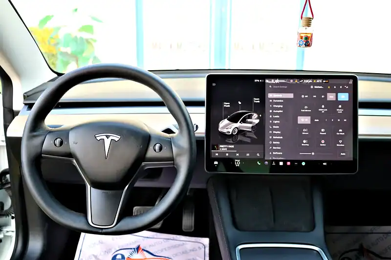 2022 Tesla Model 3 Other 70 - 80 kWh 350 - 450 KM White Black GCC