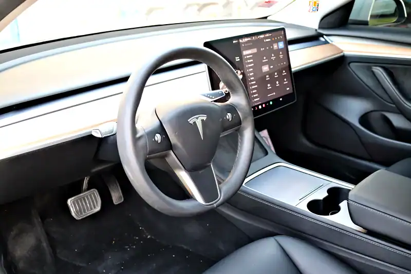 2022 Tesla Model 3 Other 70 - 80 kWh 350 - 450 KM White Black GCC