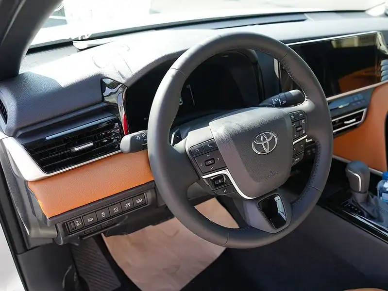 2025 Toyota Camry Hybrid 2.5 L 4 Cylinder Engine Sedan Silver Tan GCC