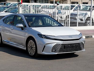 2025 Toyota Camry Hybrid 2.5 L 4 Cylinder Engine Sedan Silver Tan GCC