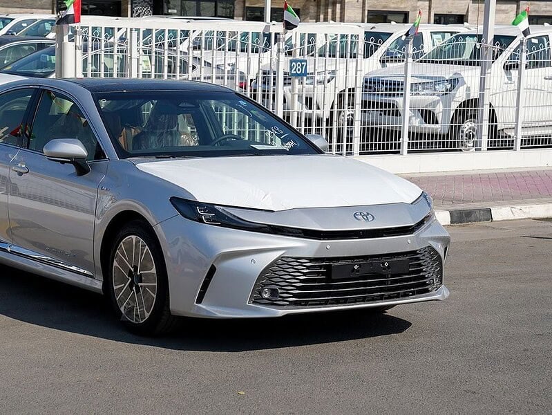2025 Toyota Camry Hybrid 2.5 L 4 Cylinder Engine Sedan Silver Tan GCC