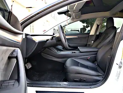 2022 Tesla Model 3 Other 70 - 80 kWh 350 - 450 KM White Black GCC