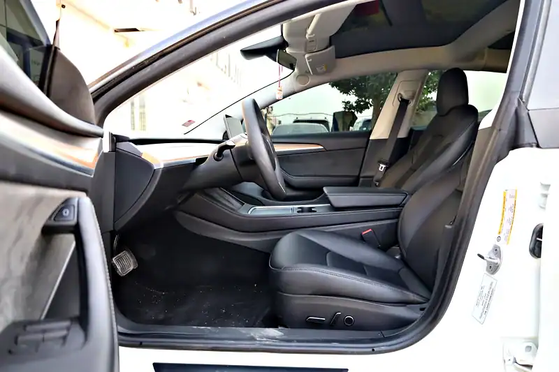 2022 Tesla Model 3 Other 70 - 80 kWh 350 - 450 KM White Black GCC