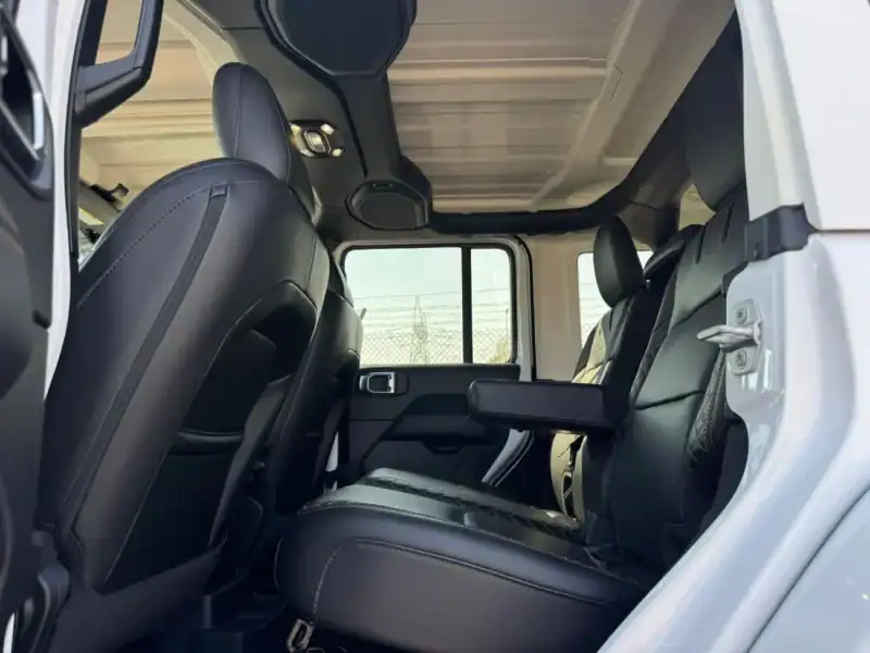 Jeep Wrangler Wrangler 4XE 2.0L Turbo PHEV 2023 White Black