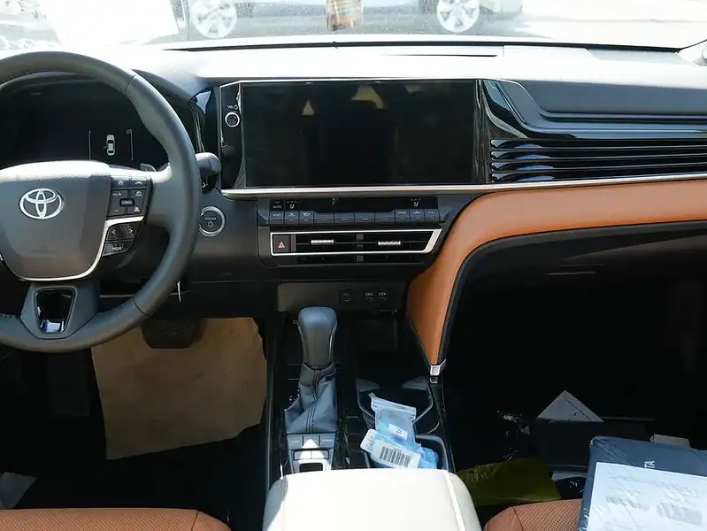 2025 Toyota Camry Hybrid 2.5 L 4 Cylinder Engine Sedan Silver Tan GCC