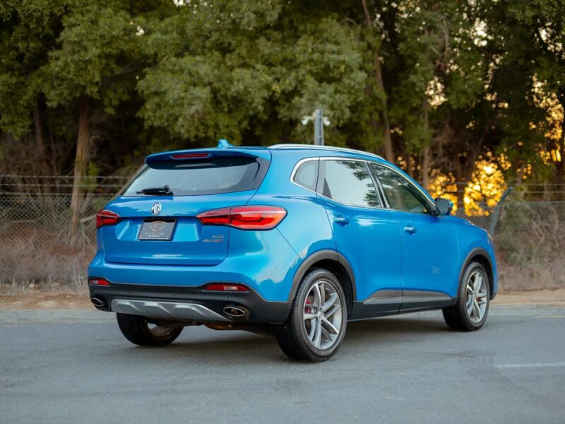 2021 MG HS Luxury 2.0L 4 Cylinder Engine GCC Specs Blue Red