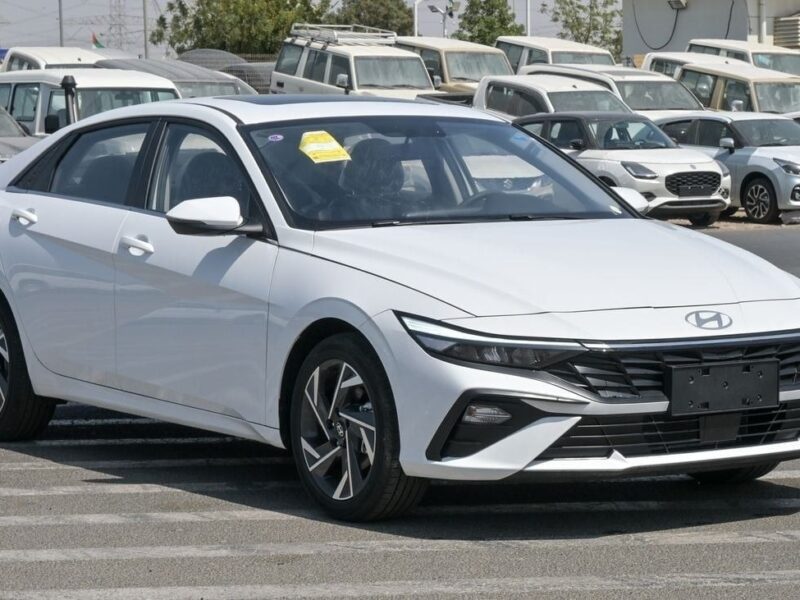 2024 Hyundai Elantra Hyundai Elantra 4 Cylinder Engine White Black