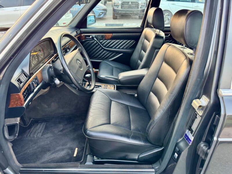 1990 Mercedes-Benz 560 SEL 5.6 liters 8 Cylinders Engine Blue Black