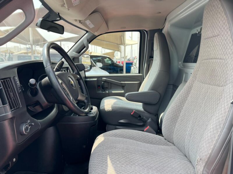 2019 Chevrolet Express Van Automatic V8 White Beige