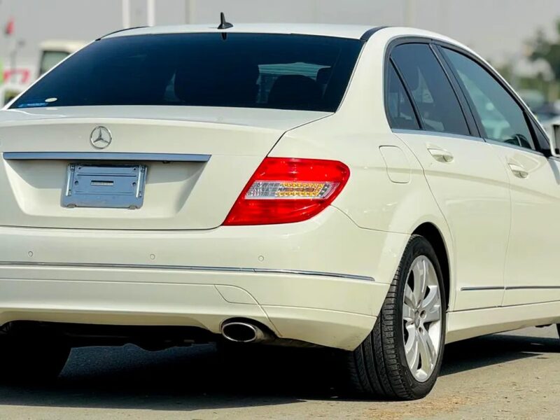 2010 Mercedes-Benz C-Class C300 6 Cylinder Engine White Black Clean Car