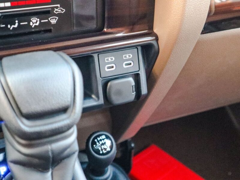 2025 Toyota Land Cruiser 70 DLX 4.0L -Door Hardtop Full Option Silver Tan