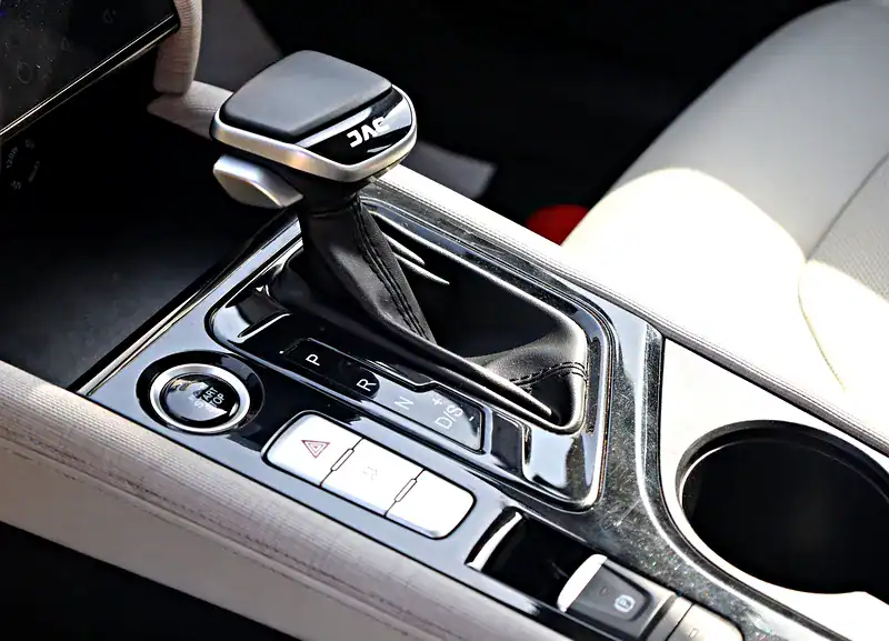 2022 JAC J7 Luxury 4 Cylinders Engine GCC Specs White Sedan