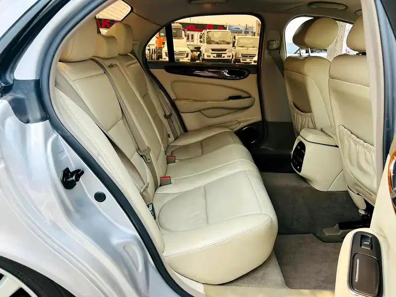 2004 Jaguar XJ 8 8 Cylinders Engine Silver Beige Sedan