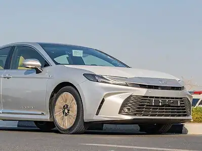 Toyota Camry 2025 Toyota Camry LE 2.5L AT Hybrid Silver Beige Sedan