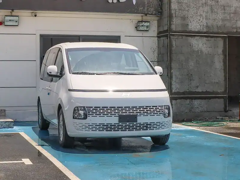 Hyundai Staria Hyundai Staria 3.5L 2025 AT White Black