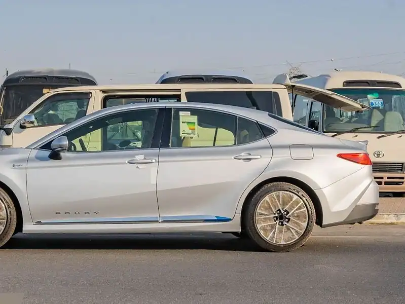 Toyota Camry 2025 Toyota Camry LE 2.5L AT Hybrid Silver Beige Sedan