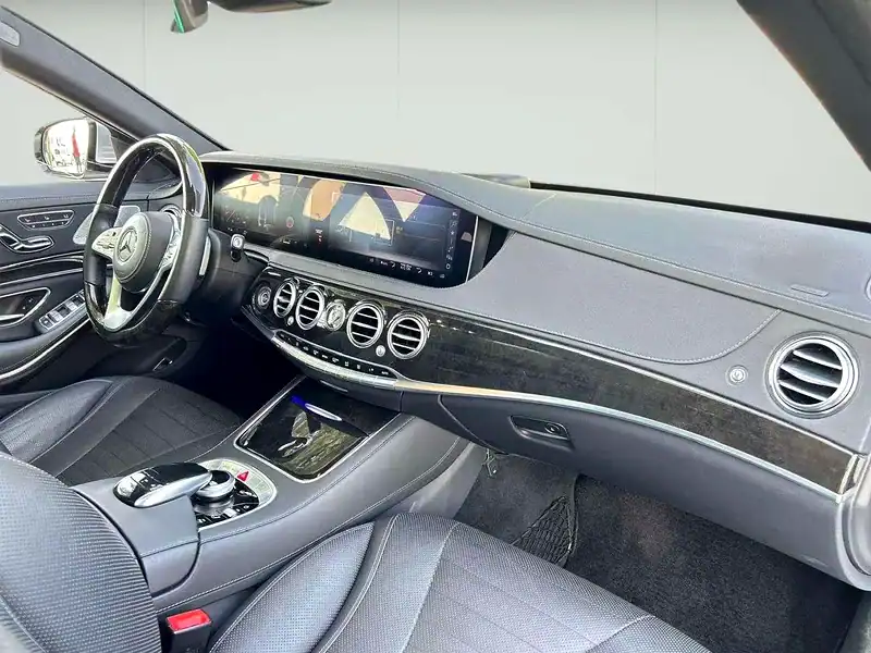 2018 Mercedes-Benz S-Class S 560 4MATIC 8 Cylinder Engine Silver Black