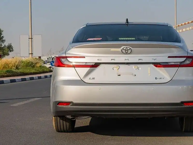 Toyota Camry 2025 Toyota Camry LE 2.5L AT Hybrid Silver Beige Sedan
