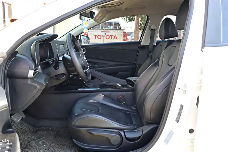 2021 Hyundai Avante Smart 4 Cylinder Engine White Black Sedan