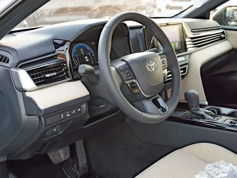 Toyota Camry 2025 Toyota Camry LE 2.5L AT Hybrid Silver Beige Sedan