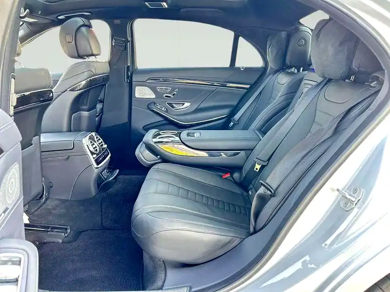 2018 Mercedes-Benz S-Class S 560 4MATIC 8 Cylinder Engine Silver Black