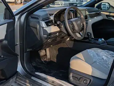 Toyota Camry 2025 Toyota Camry LE 2.5L AT Hybrid Silver Beige Sedan