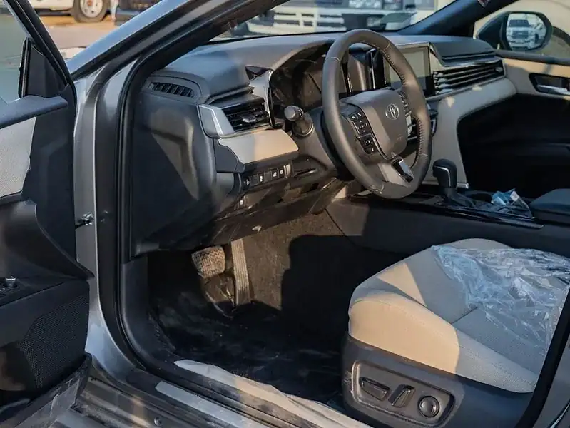 Toyota Camry 2025 Toyota Camry LE 2.5L AT Hybrid Silver Beige Sedan