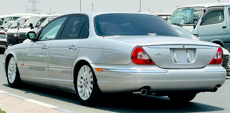 2004 Jaguar XJ 8 8 Cylinders Engine Silver Beige Sedan